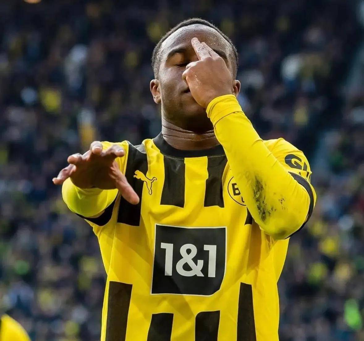 包含赛前阿贾克斯调整名单以备葡超，回应争议环节打磨，信心回归，身体对抗强度拉满的词条